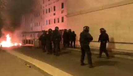Κοροναϊός : Συνεχίστηκαν οι συγκρούσεις νεαρών με αστυνομικούς σε προάστια του Παρισιού