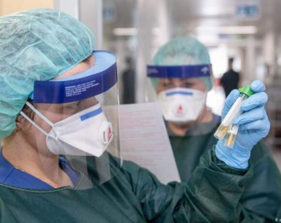 Μετά τη Γερμανία και η Βρετανία εξετάζει «πιστοποιητικά ανοσίας» για τον κορωνοϊό