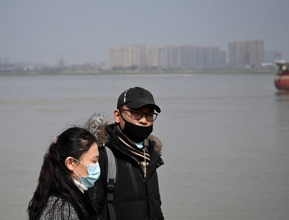 Νέα μελέτη από την Γουχάν: Ο κορωνοϊός μπορεί να ταξιδέψει έως και 4 μέτρα από έναν ασθενή