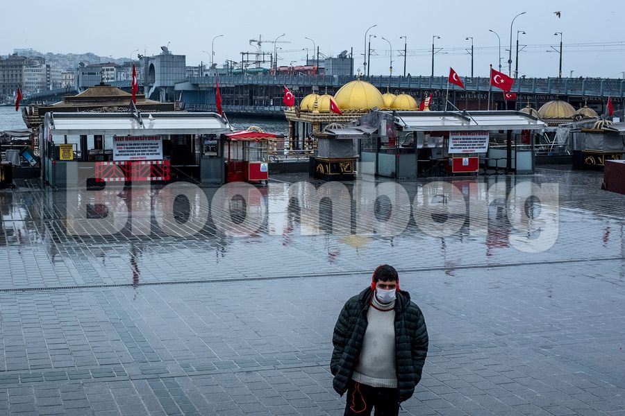 Ο Ερντογάν αφήνει τους εργαζόμενους ηλικίας 18 έως 20 ετών να κυκλοφορούν ελεύθερα