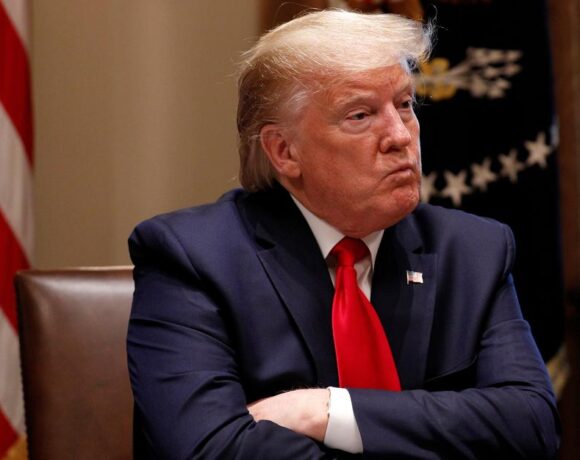 Ο κοροναϊός άλλαξε και τον Τραμπ : «Ζήτημα ζωής ή θανάτου» λέει τώρα για τα μέτρα προστασίας