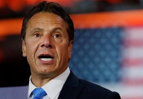 Ο κυβερνήτης της Νέας Υόρκης εμφανίζεται συγκρατημένα αισιόδοξος, καθώς βελτιώνονται τα στοιχεία κορωνοϊού