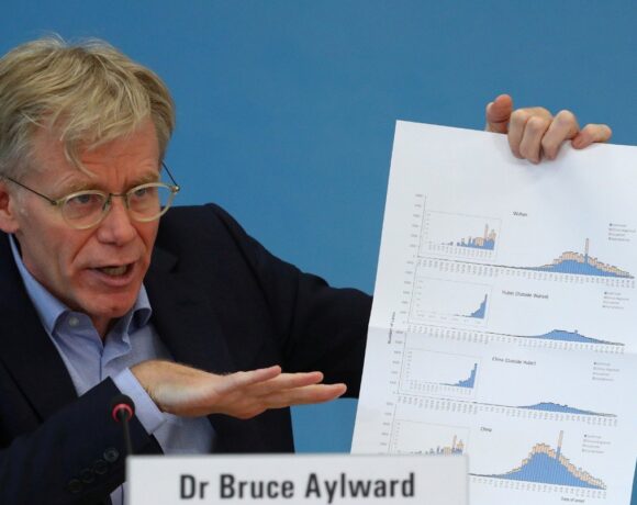 Ο Τραμπ απειλεί και ο ΠΟΥ απολογείται για τη συνεργασία του με την Κίνα στην πανδημία