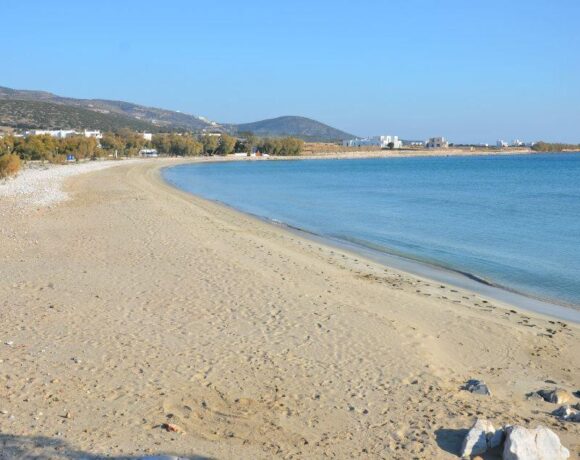 Πάρος: Πήγε με το παιδί της σε άδεια παραλία και πήρε πρόστιμο 150 ευρώ