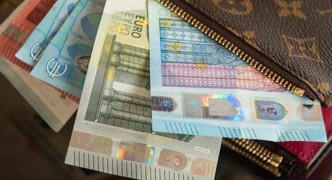 Πότε «διακόπτεται» η αναστολή της σύμβασης και πότε καταβάλλονται τα 800 ευρώ