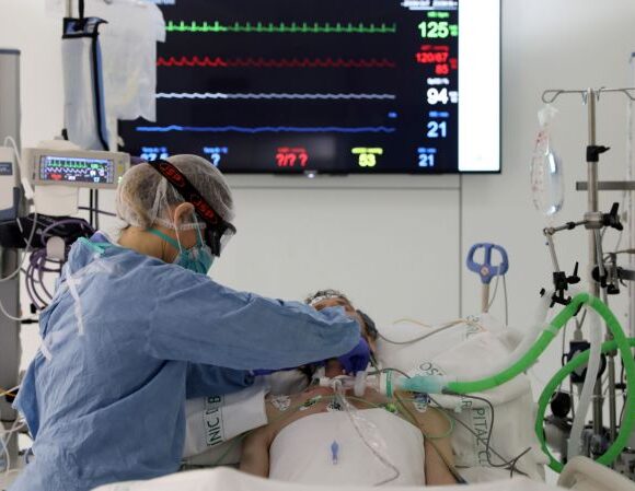 Συγκλονιστικό βίντεο: Γιατροί κάνουν ανάνηψη σε ασθενή με κοροναϊό