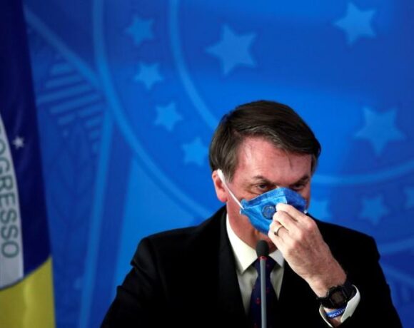 Τα γυρίζει τώρα και ο Μπολσονάρο : Ο κοροναϊός από «γριπούλα» έγινε «η μεγαλύτερη πρόκληση»