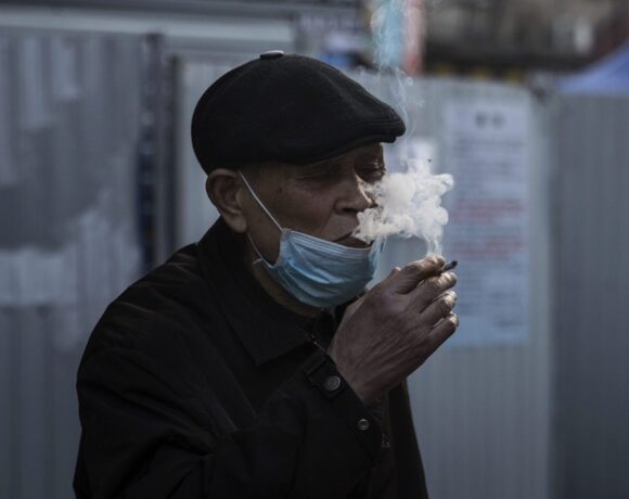 Το κάπνισμα ΔΕΝ σχετίζεται με τη σοβαρότητα των συμπτωμάτων από κορωνοϊό