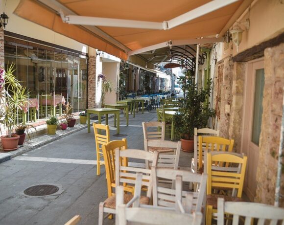 Το πρώτο κύμα ανεργίας θα σαρώσει εστίαση, τουρισμό και εμπόριο