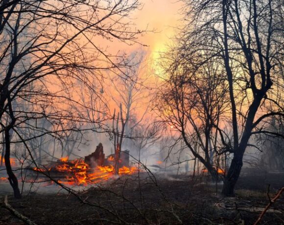 Τσερνόμπιλ: Σε απόσταση αναπνοής η πυρκαγιά – Για κίνδυνο ραδιενεργού ακτινοβολίας προειδοποιεί η Greenpeace