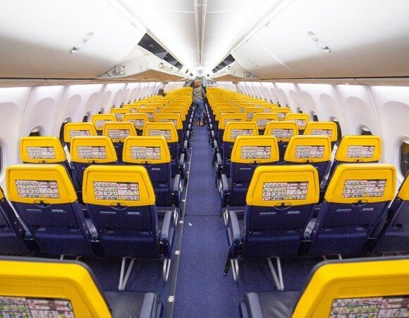 H Ryanair απειλεί πως δε θα ξαναπετάξει αν μένουν κενές οι μεσαίες θέσεις