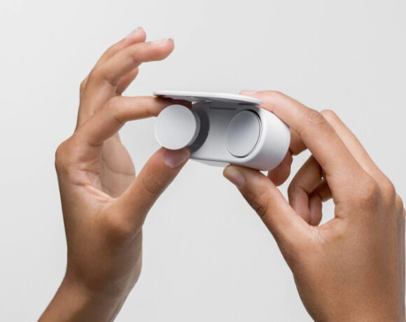 Microsoft Surface Earbuds: Τα True Wireless ακουστικά κυκλοφορούν Ευρώπη με τιμή 199 ευρώ
