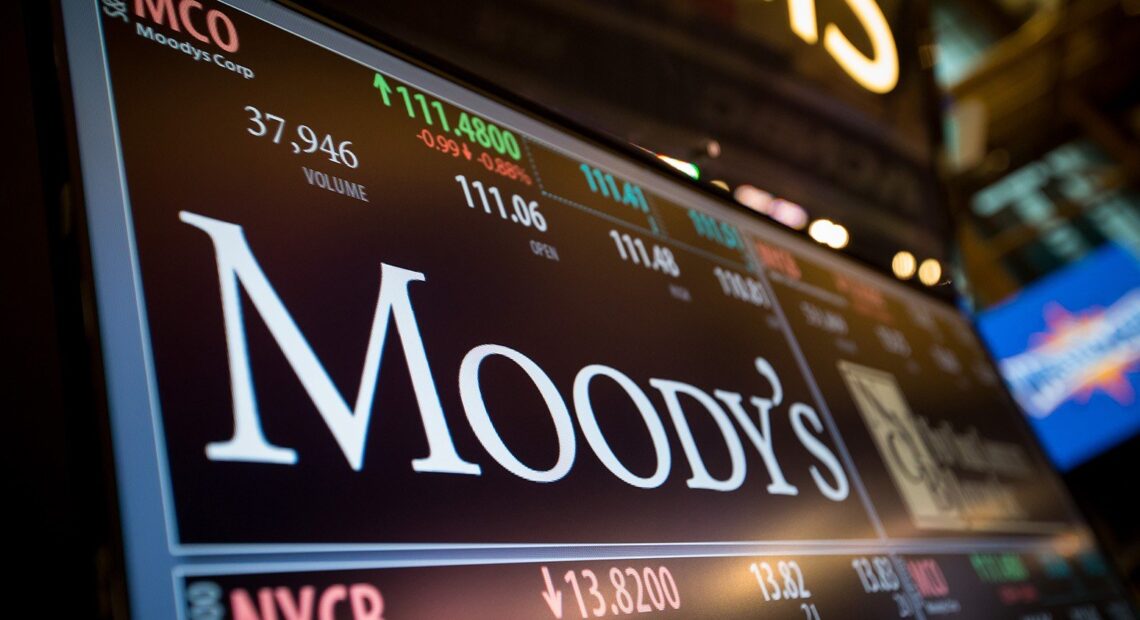 Moody’s: Υποβαθμίζει τις προοπτικές των ελληνικών τραπεζών
