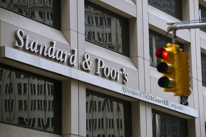 S&p: Υποβαθμίζει σε αρνητικό το Outlook για Commerzbank και Deutsche Bank