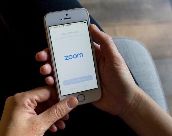 Zoom: Προσέλαβε τον Άλεξ Στάμος ενώ το «μπλόκαρε» και η Google