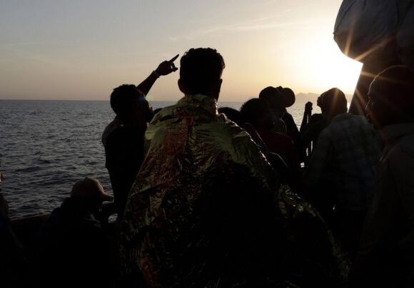 Άγνωστο πλοίο αποβίβασε 400 μετανάστες στη Σικελία