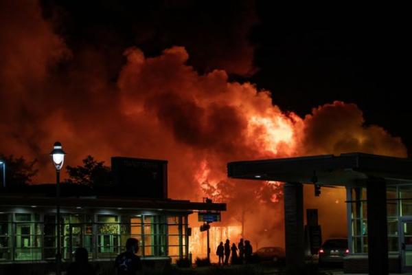 Αμετανόητος Τραμπ: Απειλεί τους διαδηλωτές την ώρα που επικρατεί χάος στις ΗΠΑ για τη δολοφονία Φλόιντ