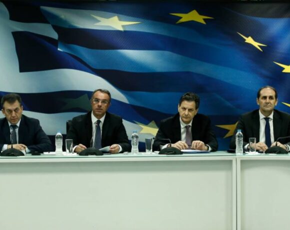 Αναστολή φόρων για Σεπτέμβριο – Τα 800 ευρώ γίνονται «μηνιαίο ισοδύναμο 533 ευρώ»
