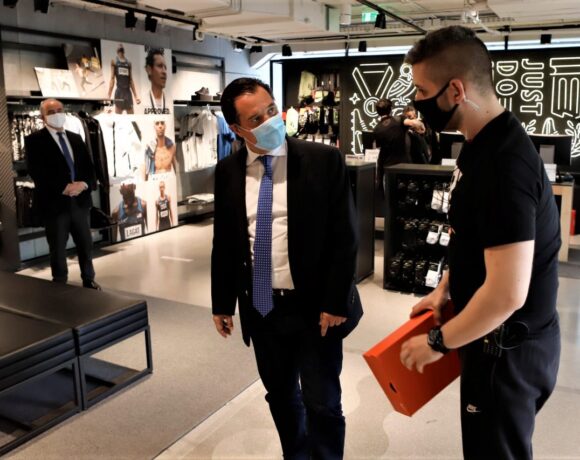 Αυτοψία Γεωργιάδη και Παπαθανάση σε εμπορικά καταστήματα στο κέντρο της Αθήνας