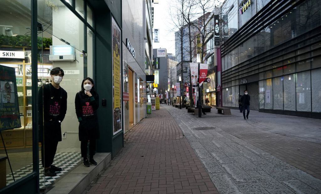 Αύξηση κρουσμάτων σε χώρες που χαλάρωσαν τα μέτρα – Φόβοι για δεύτερο κύμα κοροναϊού