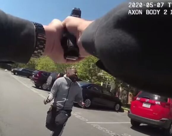 Βίντεο – ντοκουμέντο: Αστυνομικός πυροβολεί αφροαμερικανό που του επιτίθεται με μαχαίρι