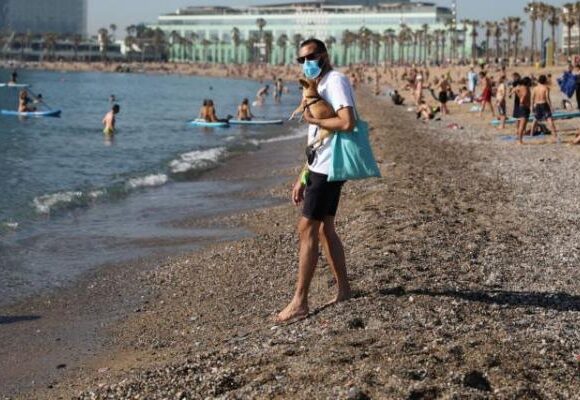 Βαρκελώνη : Ξεχύθηκαν στους δρόμους οι Ισπανοί – Άνοιξαν τα πάρκα και οι παραλίες