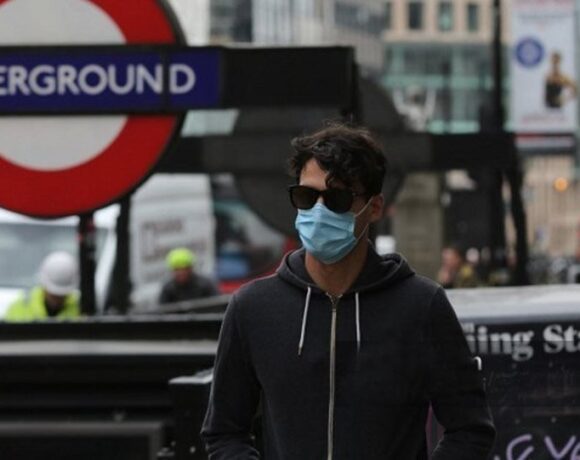 Βρετανία: Επικρίσεις για το νέο σλόγκαν πριν τις ανακοινώσεις Τζόνσον