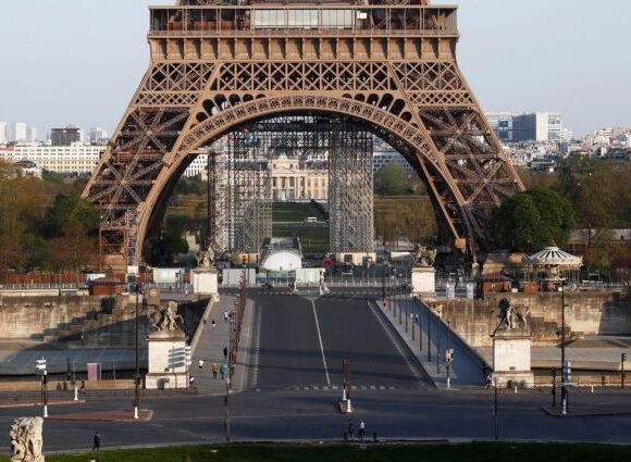 Γαλλία: Τιμούν την εργατική Πρωτομαγιά με πλακάτ και τραγούδια