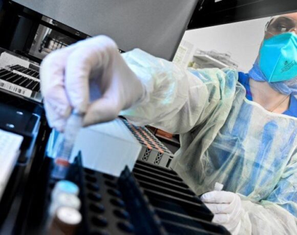 Διεκόπη κλινική δοκιμή με υδροξυχλωροκίνη λόγω των ανησυχιών για παρενέργειες