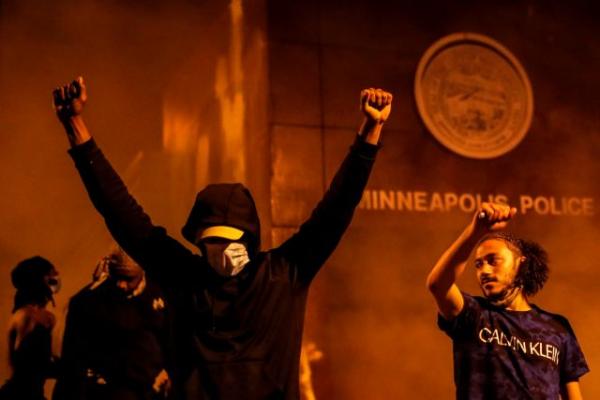 Δολοφονία Φλόιντ : Εκτός ελέγχου οι ταραχές στη Μινεάπολη – Στις φλόγες αστυνομικό τμήμα – «Θα στείλω την εθνοφρουρά» λέει ο Τραμπ