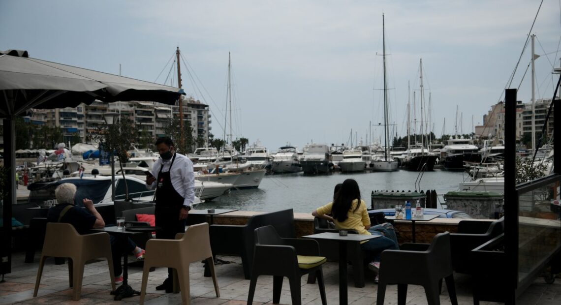 ΕΕΑ: Eνας στους 4 επαγγελματίες «βλέπει» λουκέτο και απολύσεις