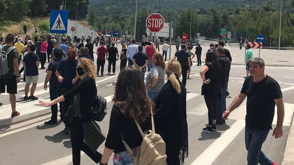 Επεισόδια στη Μαλακάσα: Χημικά σε κατοίκους που διαμαρτύρονται για τα Hotspots