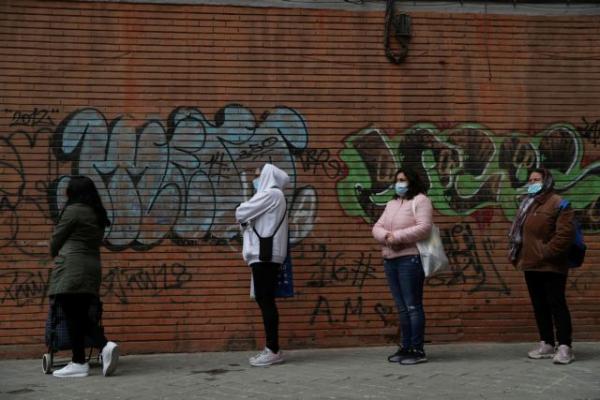 «Ζούμε μια καταστροφή» – Ουρές για δωρεάν είδη πρώτης ανάγκης στην Ισπανία