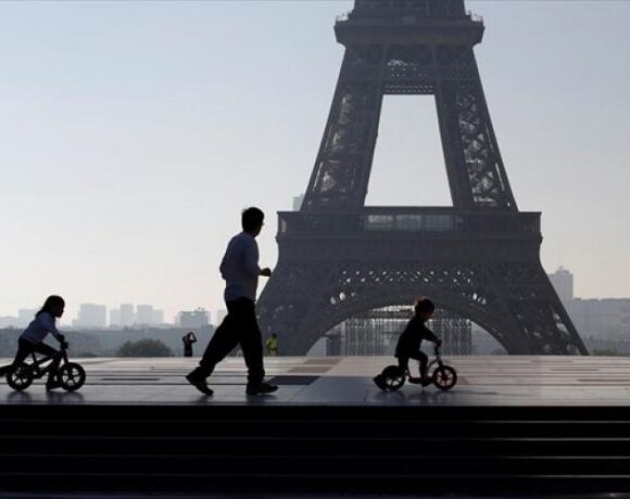 Η Γαλλία «κόβει» στους πολίτες τα ταξίδια εξωτερικού