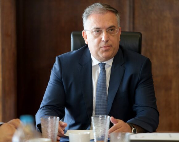 Θεοδωρικάκος: Επιπλέον τετραγωνικά σε ανοικτούς χώρους ή μείωση τελών για την εστίαση