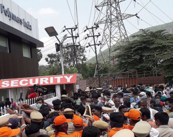 Ινδία: Διαδήλωσαν… με πτώματα ζητώντας το κλείσιμο χημικού εργοστασίου