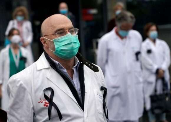 Ισπανία : Γιατροί τίμησαν τους συναδέλφους τους που πέθαναν από κοροναϊό