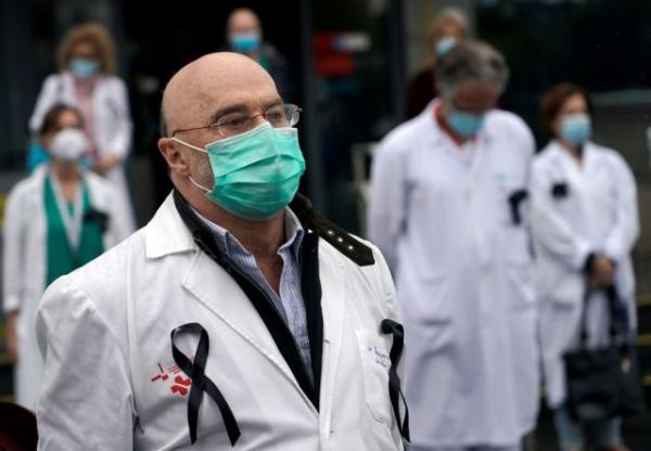 Ισπανία : Γιατροί τίμησαν τους συναδέλφους τους που πέθαναν από κοροναϊό