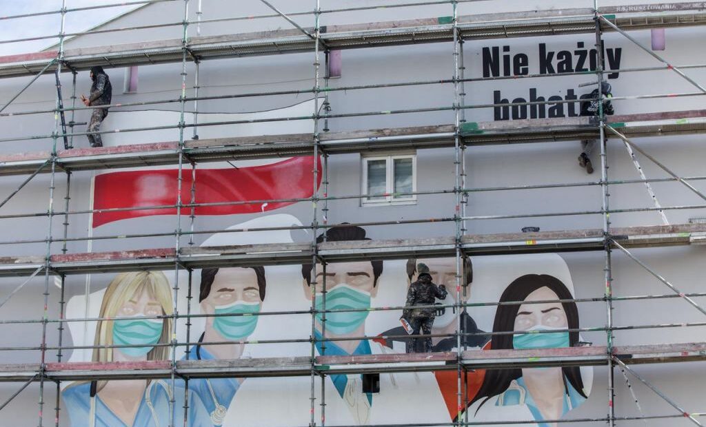 Κοροναϊός – Πολωνία : Άνοιγμα ορισμένων σχολείων τη στιγμή που τα θύματα της πανδημίας ξεπερνούν πλέον τα 1
