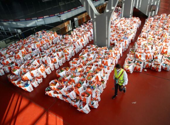 Κοροναϊός: Στην ουρά για να λάβουν πακέτα τροφίμων στην πλούσια Γενεύη