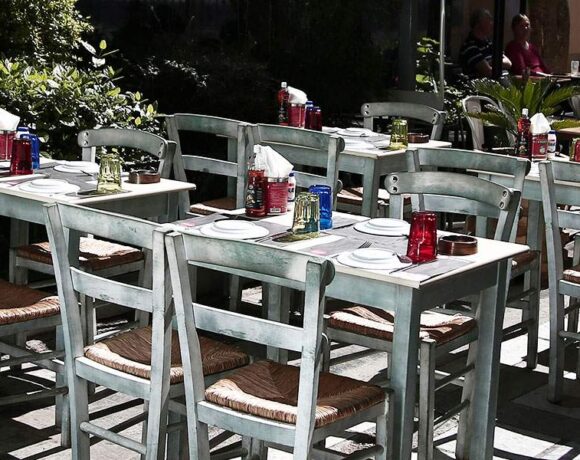 Μειώνεται στο 13% ο ΦΠΑ στην εστίαση – Στη Βουλή η τροπολογία