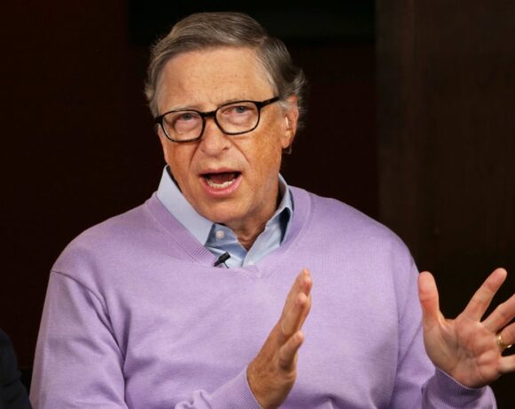 Μπιλ Γκέιτς: Θα έχουμε εμβόλιο το «λιγότερο» μέσα σε 9 μήνες – το «περισσότερο» μέσα σε 2 χρόνια