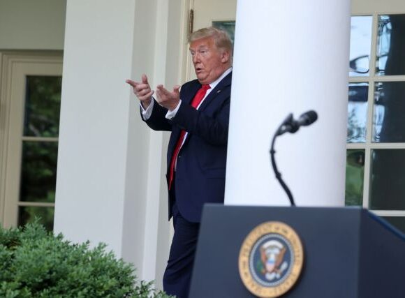 Ο Τραμπ απειλεί μέσω Twitter να… κλείσει τα Social Media