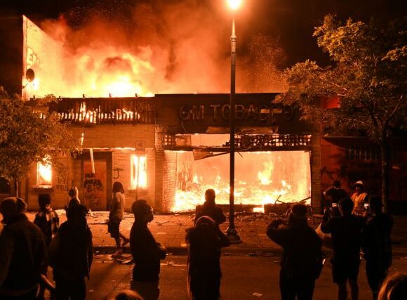 Παρέμβαση Μελάνια Τραμπ για τις σκηνές χάους μετά τη δολοφονία Φλόιντ