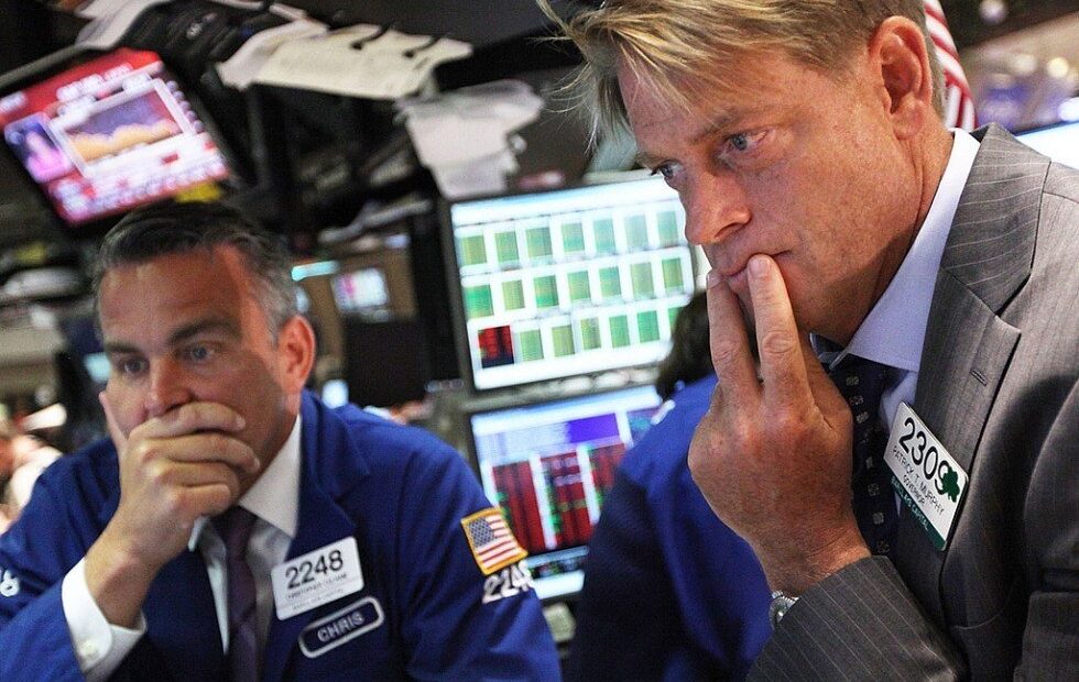 Πιέσεις στη Wall Street – 390 μονάδες έχασε ο Dow Jones