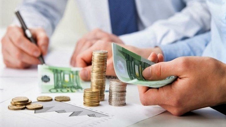 Πόσο φόρο θα πληρώσουν φέτος μισθωτοί, αυτοαπασχολούμενοι και όσοι εισπράττουν ενοίκια