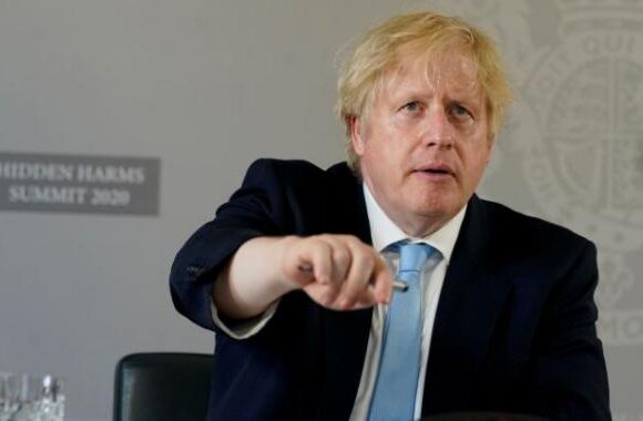 Σάλος στη Βρετανία: Ο στενότερος συνεργάτης του Τζόνσον έσπασε την καραντίνα