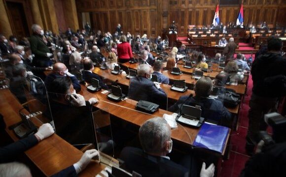 Σερβία: Σε μια επεισοδιακή συνεδρίαση η Βουλή ήρε την κατάσταση έκτακτης ανάγκης