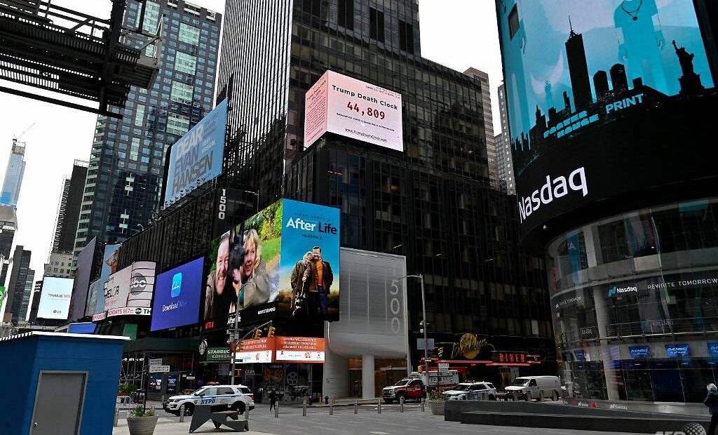 Στην Times Square το «ρολόι των θανάτων εξαιτίας του Τραμπ»