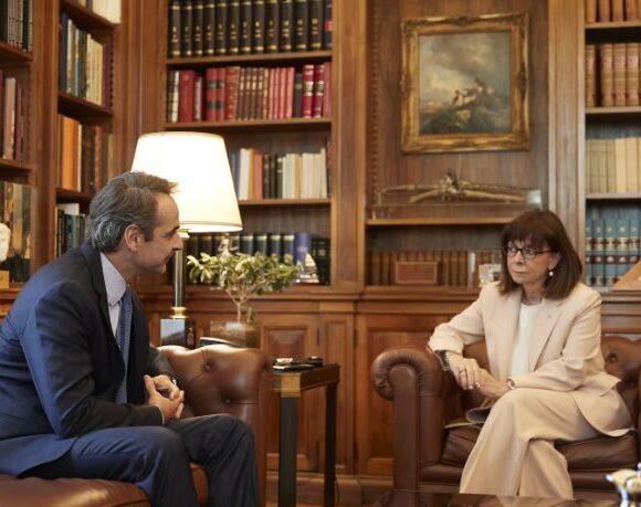 Συνάντηση Μητσοτάκη – Σακελλαροπούλου για την επιστροφή στην κανονικότητα
